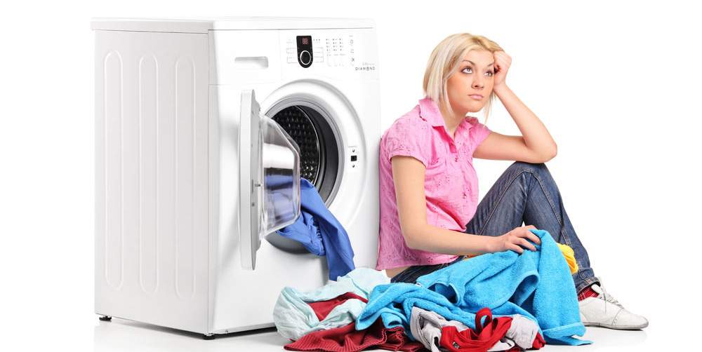 imagem de mulher aborrecida, com sua máquina de lavar quebrada